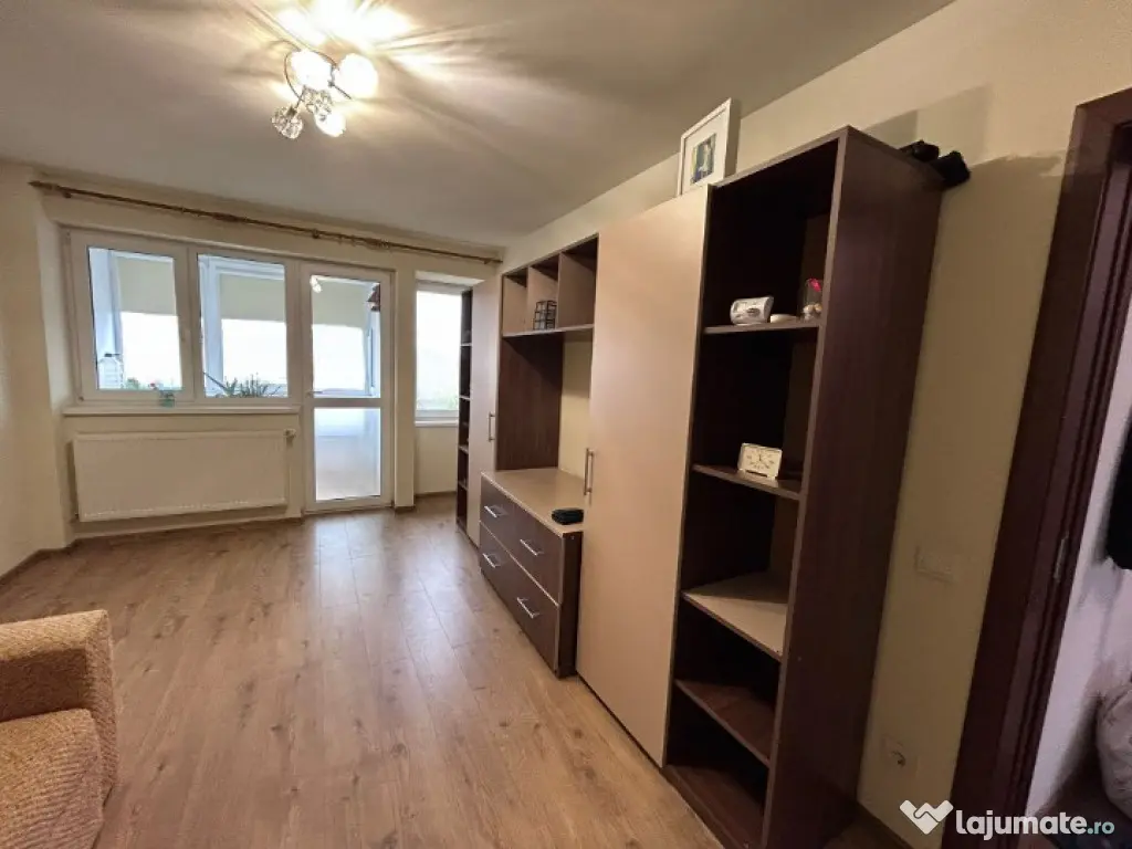 - Apartament 2 camere Renovat Total, zona Garii. Suprafata 4 