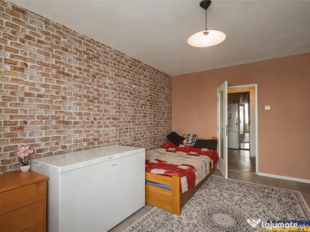 Apartament 2 camere,improspatat, decomandat,balcon,pivnita,T 