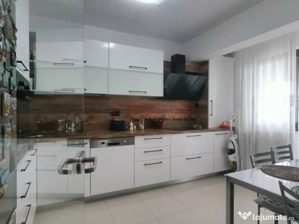 EROII REVOLUTIEI - Metrou - 3 camere 