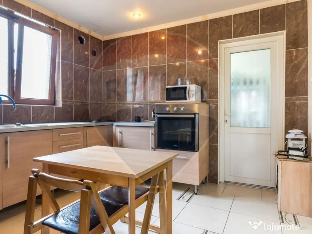 Casa cu 6 camere de vanzare, zona Centrala, Huedin 