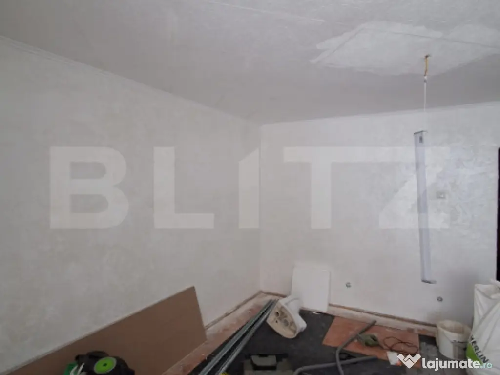 Spațiu comercial 55 mp, în curs de renovare , 4 camere la