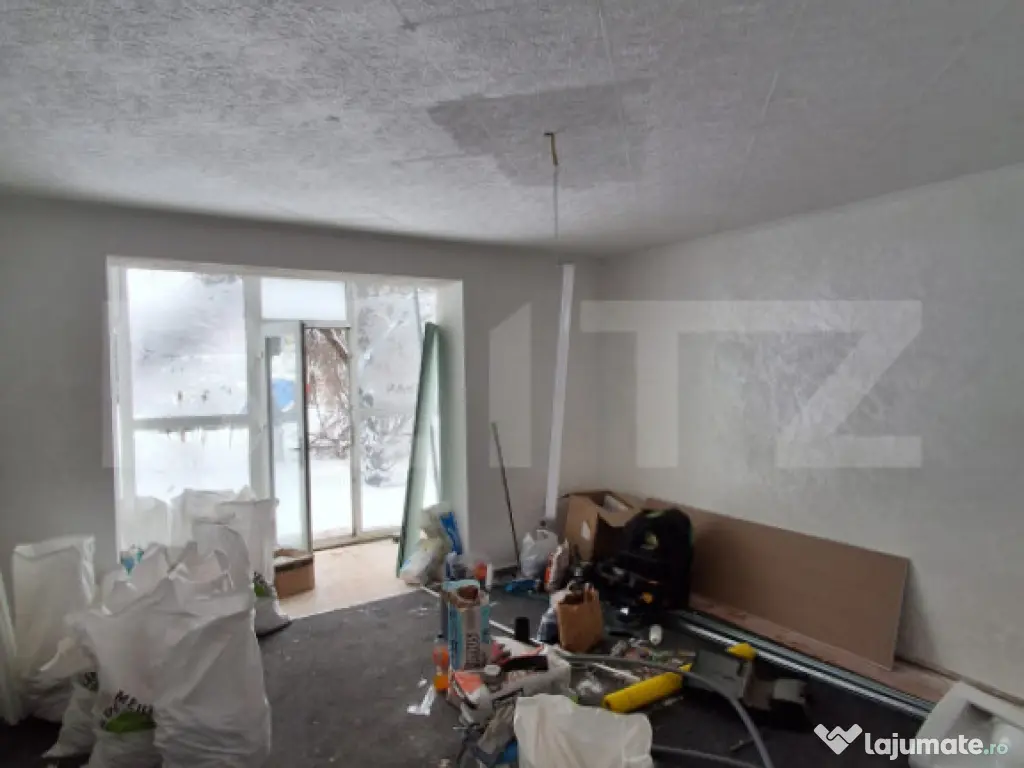 Spațiu comercial 55 mp, în curs de renovare , 4 camere la