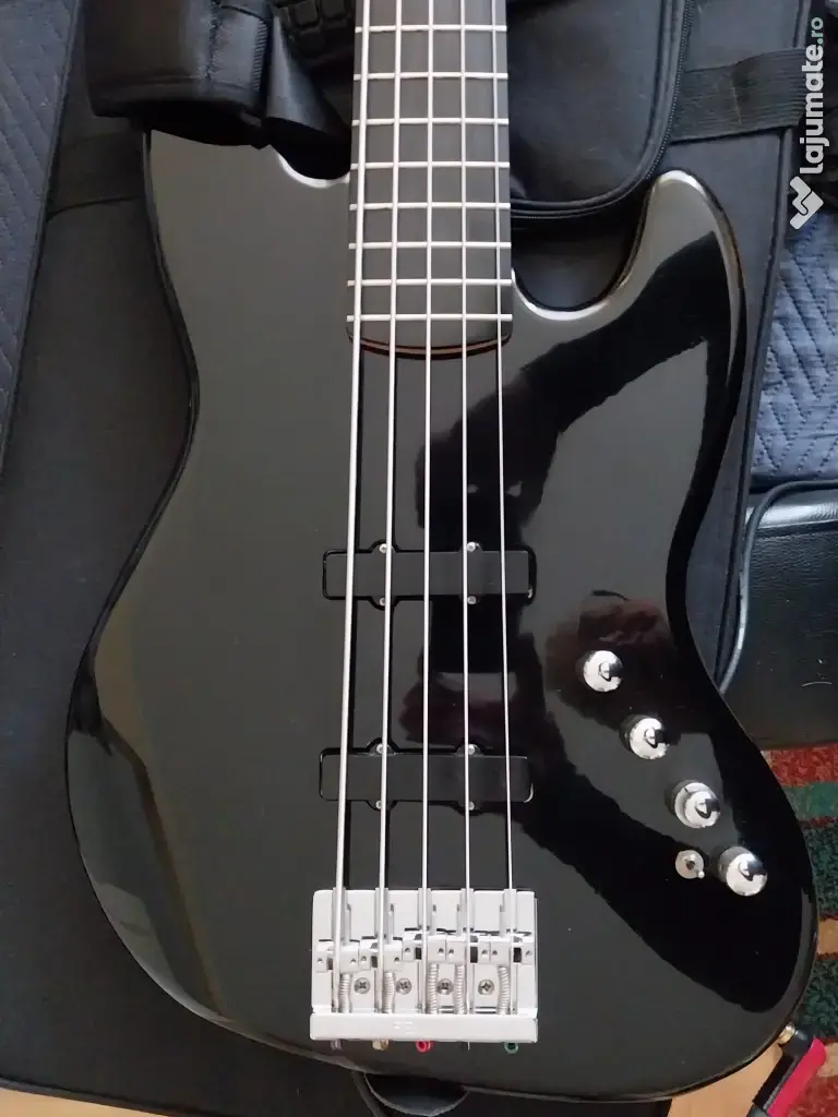 Chitara bass activ Squier Deluxe v5, by Fender. 
