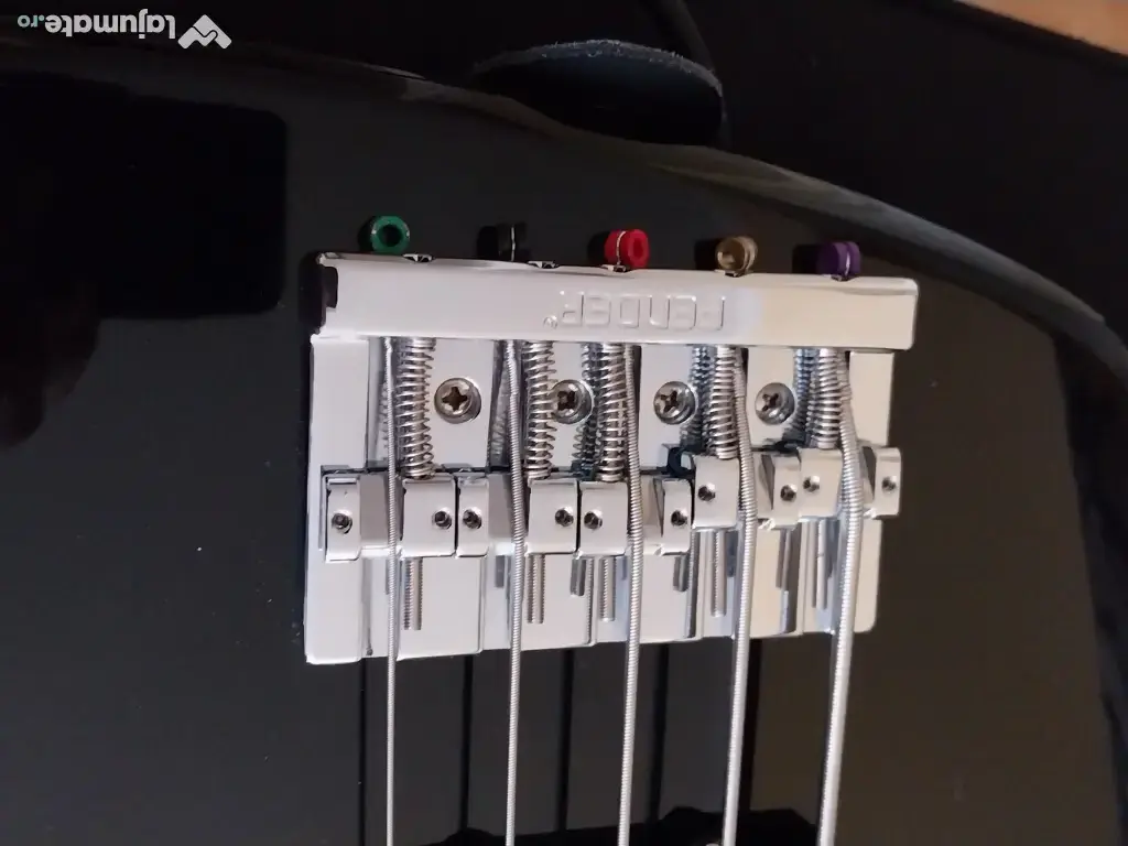 Chitara bass activ Squier Deluxe v5, by Fender. 