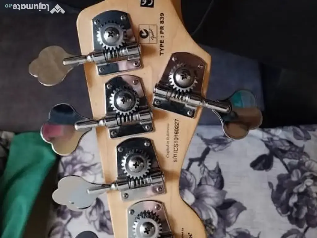 Chitara bass activ Squier Deluxe v5, by Fender. 