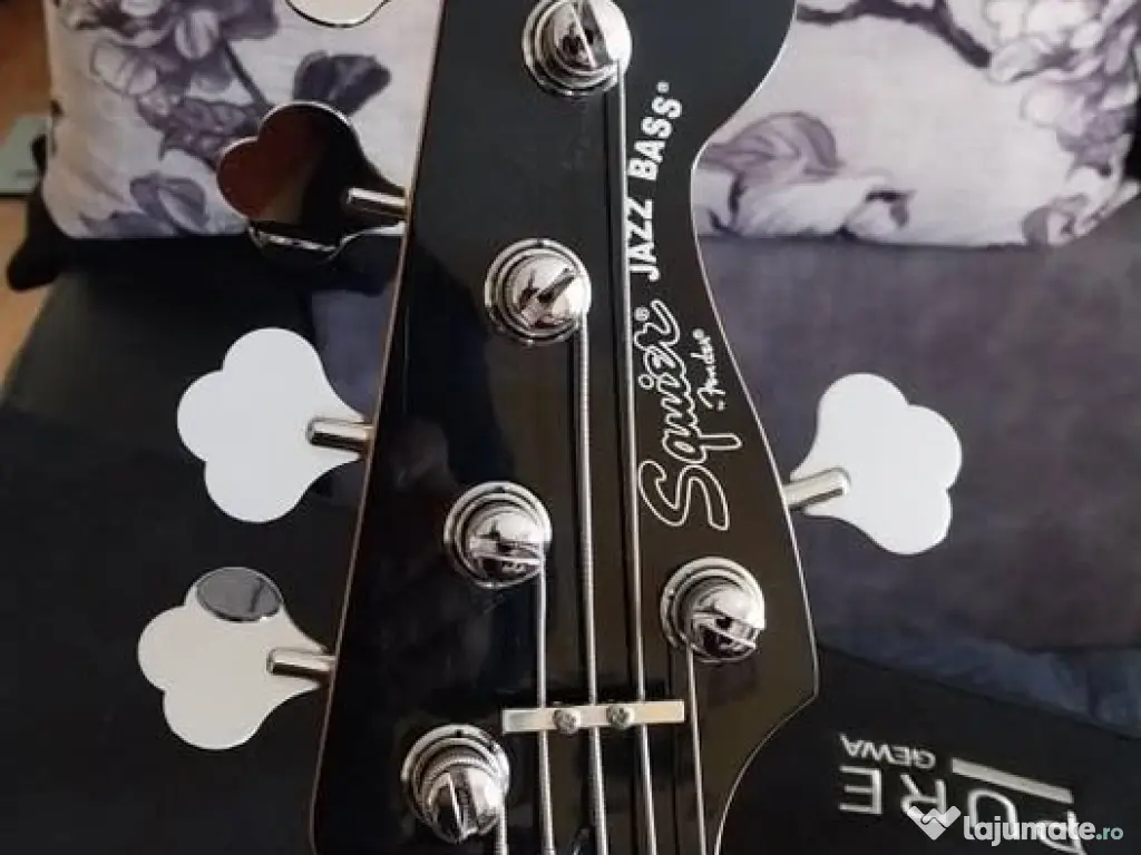 Chitara bass activ Squier Deluxe v5, by Fender. 