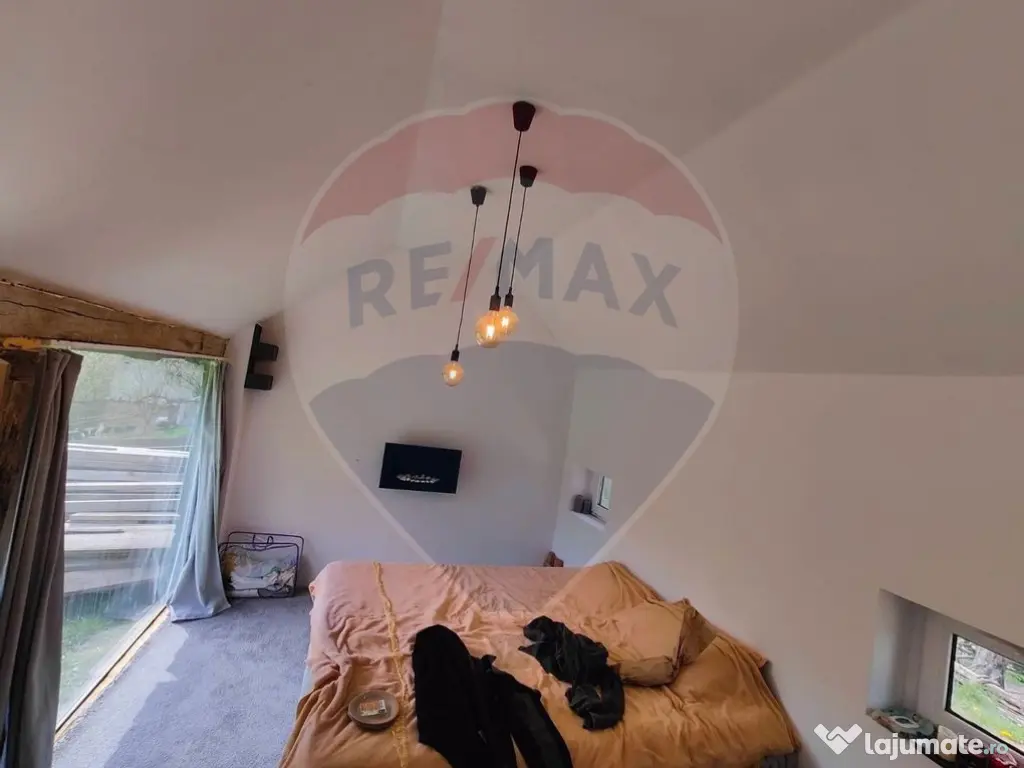 De vânzare teren intravilan 10,100 mp, cu anexă, Munteni