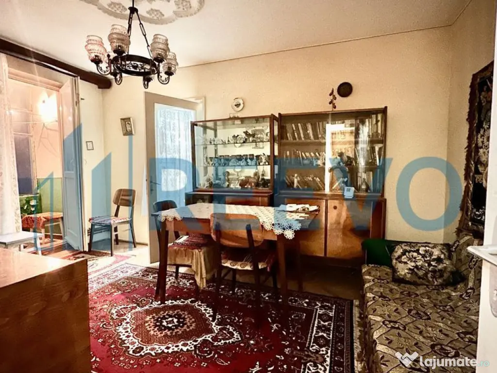 Apartament cu 3 camere de vânzare, în Buhuși 