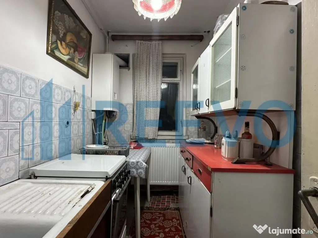 Apartament cu 3 camere de vânzare, în Buhuși 