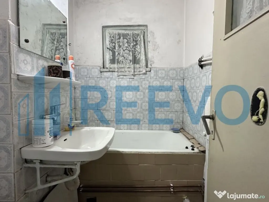 Apartament cu 3 camere de vânzare, în Buhuși 