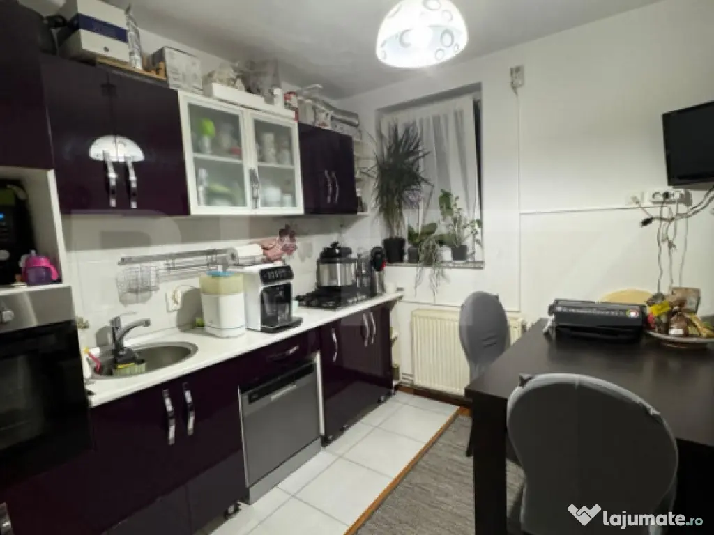 Apartament 4 camere decomandat zona 8 Mai 