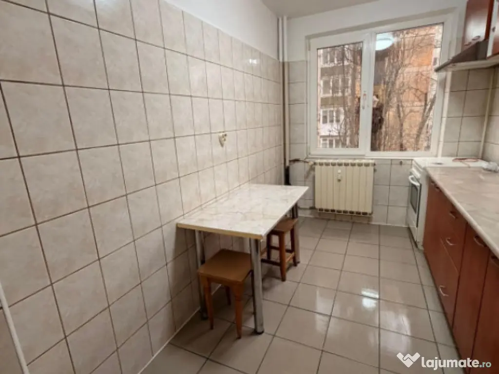 Apartament 2 camere decomandat, etaj 2, aproape de metrou Pa 
