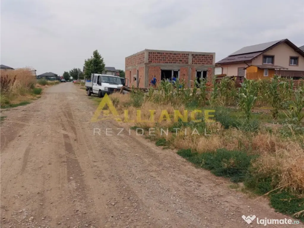 Teren 330 mp,la 250-300 m de alte case.Zona in dezvoltare. 