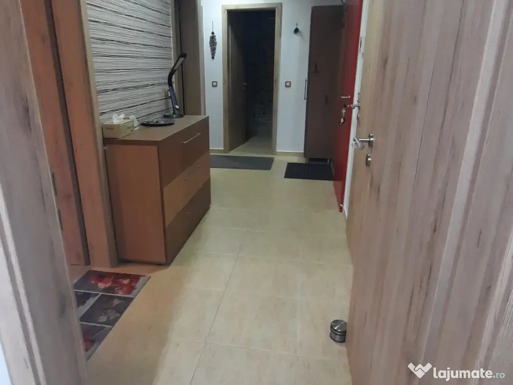 Brașov , Kasper Coresi Mall ,3 camere ,doua bai ,parcare 