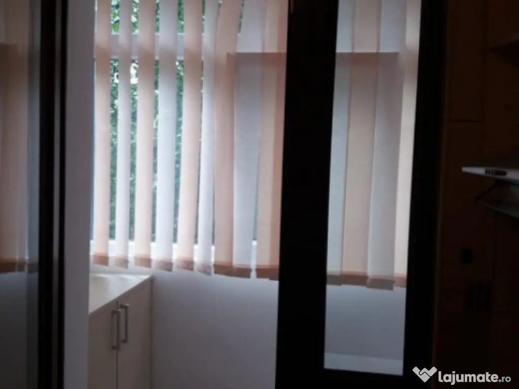 Apartament, 2 camere, decomandat, etajul 1/10, zona 8 Martie 