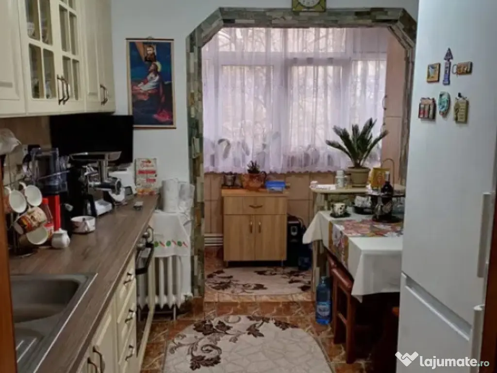 Apartament cu 2 camere decomandate zona Burdujeni - Cuza Voda 2 