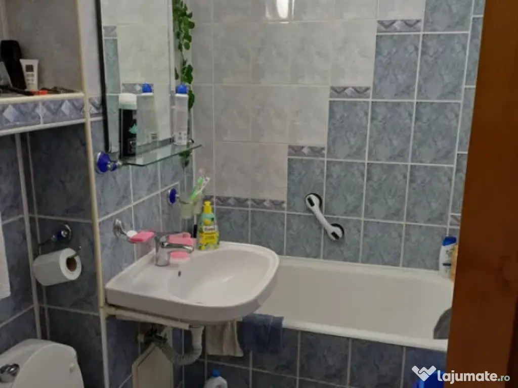 Apartament cu 2 camere decomandate zona Burdujeni - Cuza Voda 2 