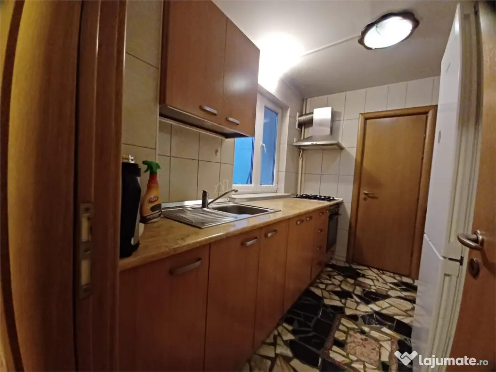 V#226;nzare Apartament 3 camere - Pia#539;#259; Victoriei / 