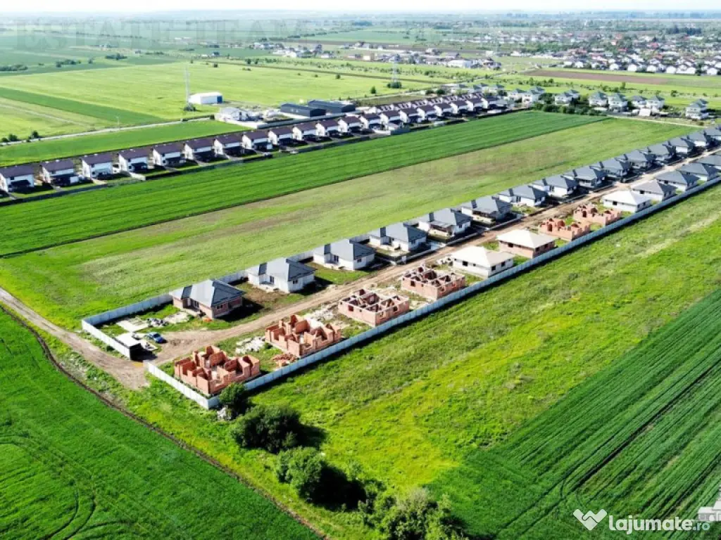 Teren 2.5 ha cu proiect pentru 60 case la 20 minute de Bucur