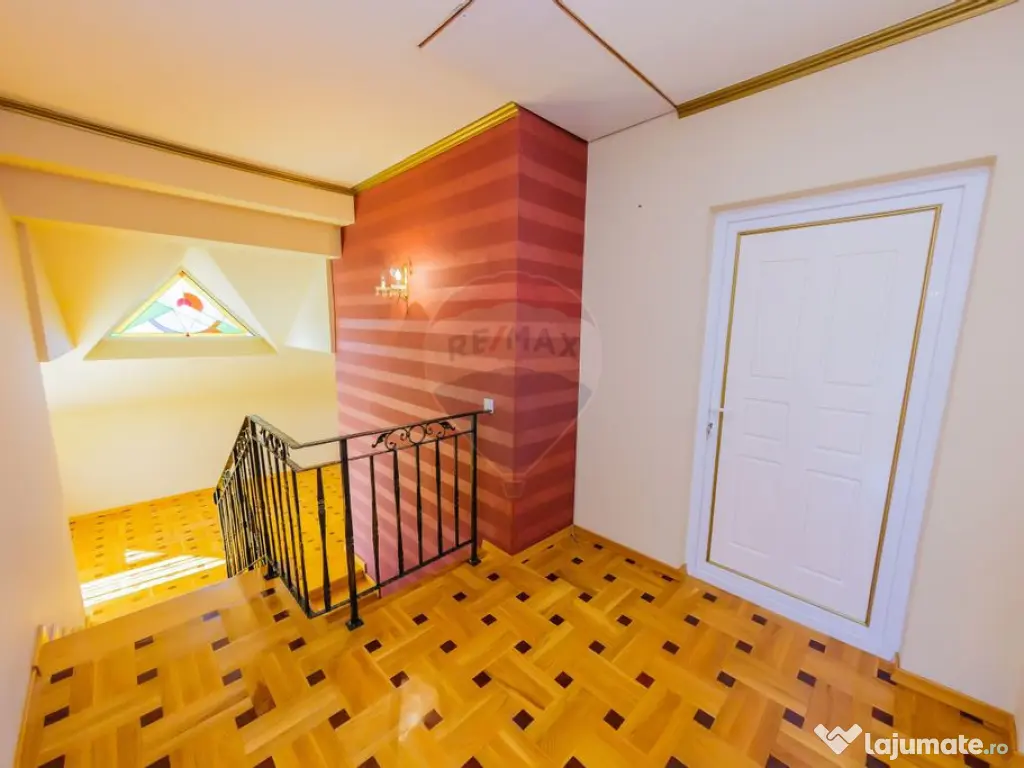 Casă cu 7 camere, 10 ari de vânzare la drumul principal...