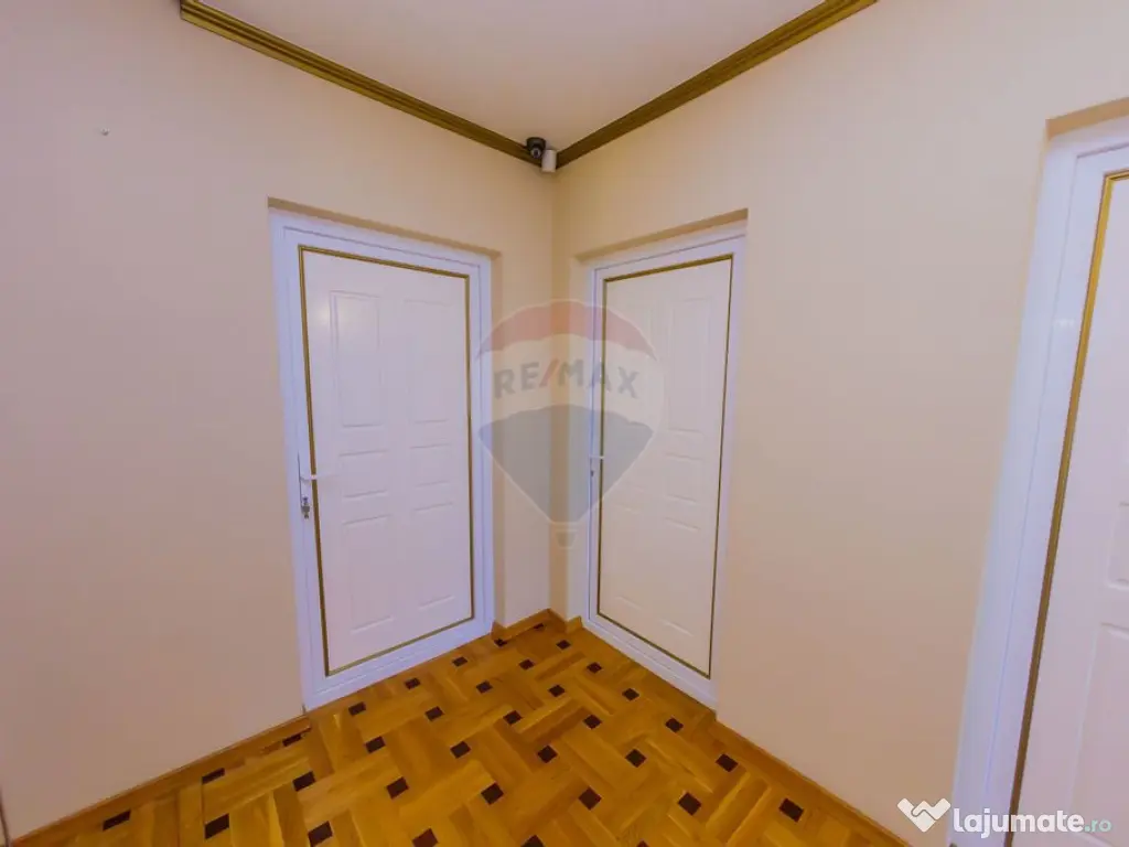 Casă cu 7 camere, 10 ari de vânzare la drumul principal...