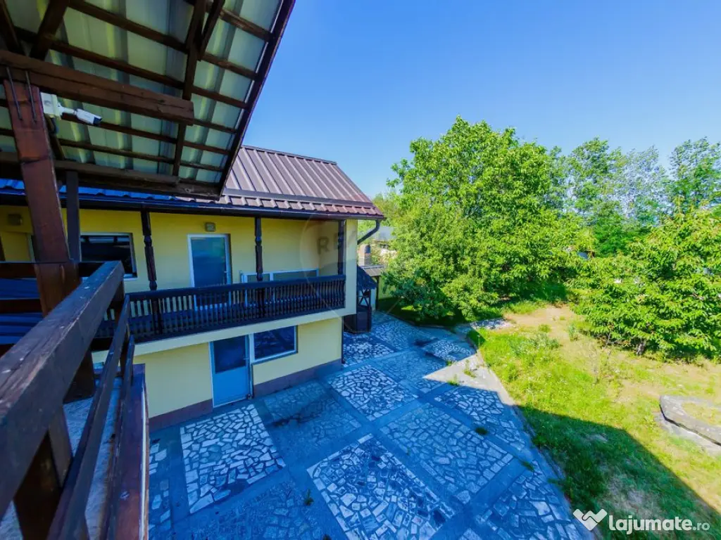 Casă cu 7 camere, 10 ari de vânzare la drumul principal...