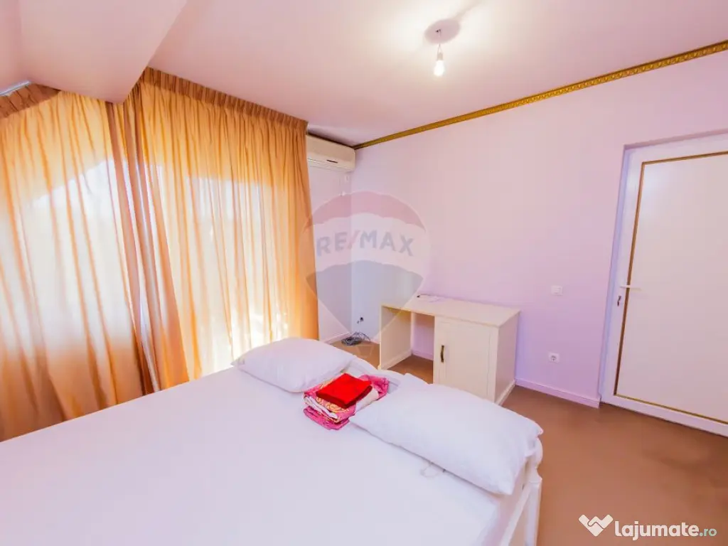 Casă cu 7 camere, 10 ari de vânzare la drumul principal...