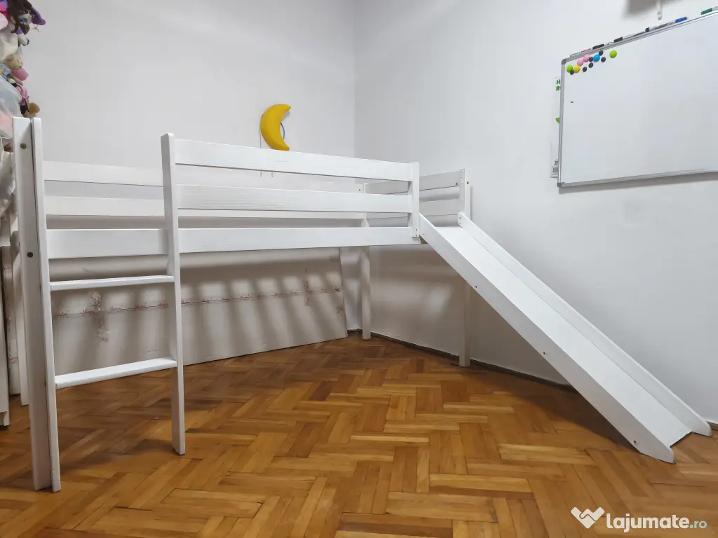 Pat cu tobogan pentru copii 