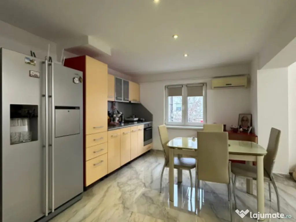 - Apartament 3 camere, zona Buzaului (B-uri), etaj 1. 