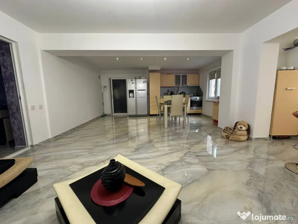 - Apartament 3 camere, zona Buzaului (B-uri), etaj 1. 