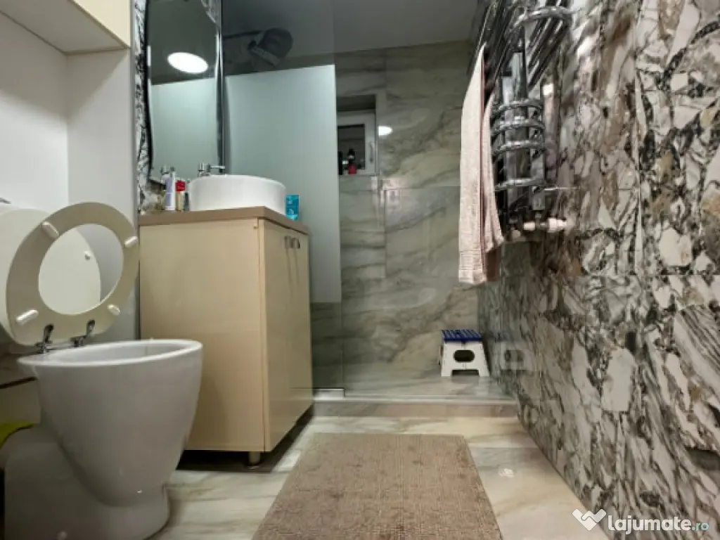 - Apartament 3 camere, zona Buzaului (B-uri), etaj 1. 