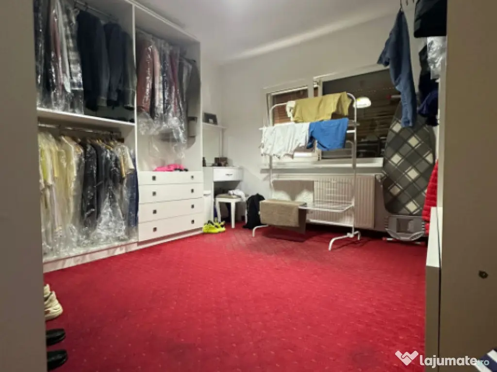 - Apartament 3 camere, zona Buzaului (B-uri), etaj 1. 