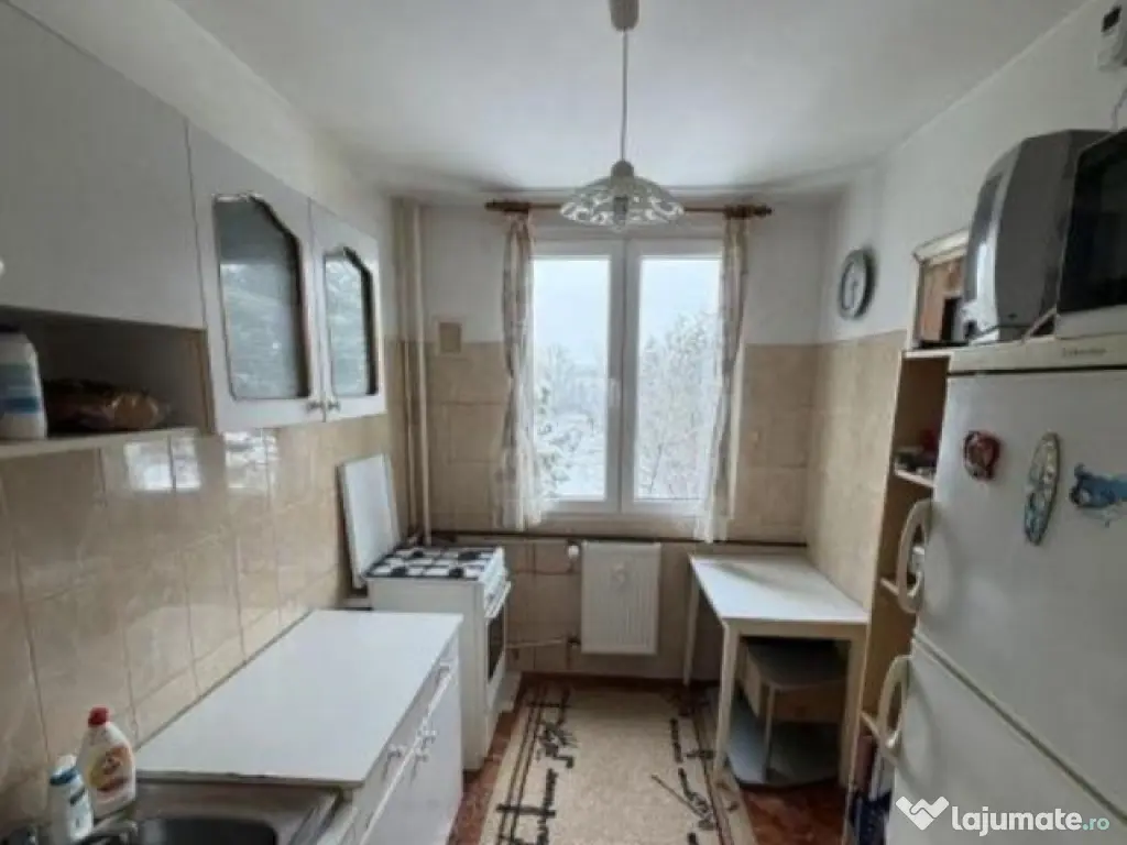 Metrou 1 Decembrie 1918, 3 cam, et. 2/4,loc de parcare,bloc reabilitat 