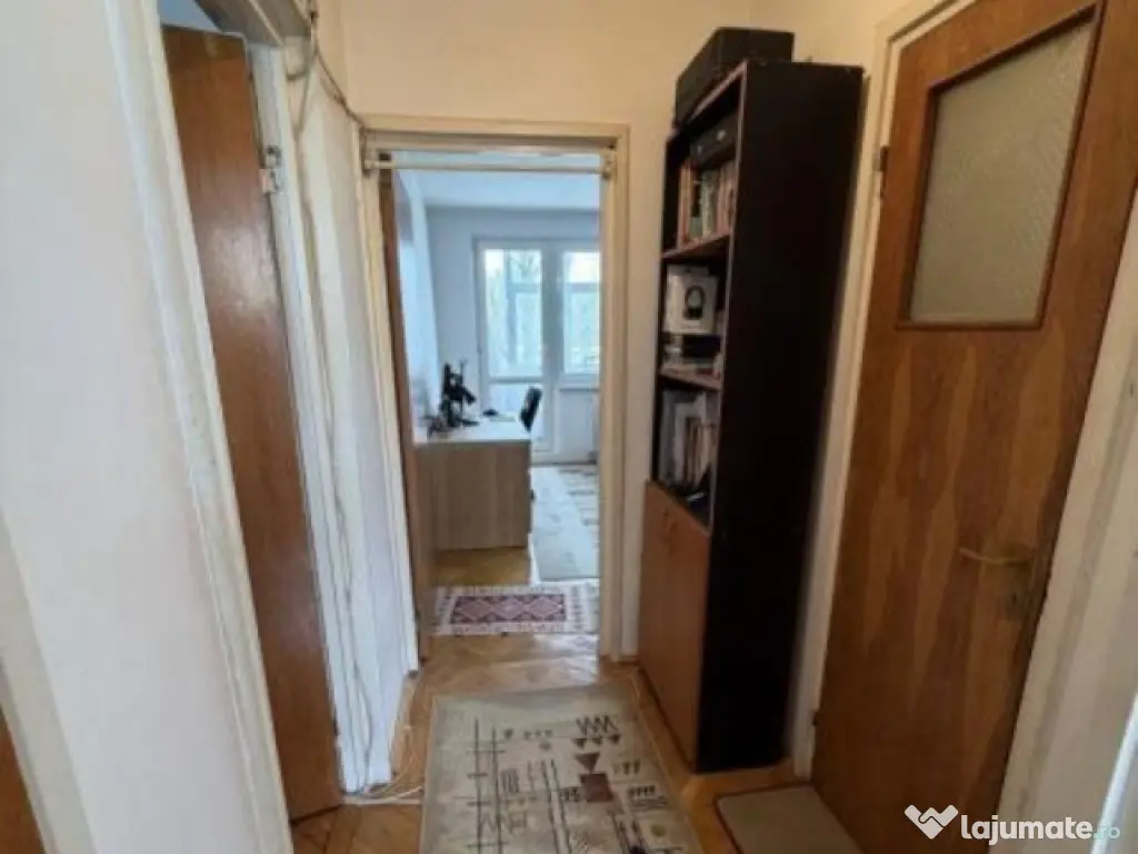Metrou 1 Decembrie 1918, 3 cam, et. 2/4,loc de parcare,bloc reabilitat 