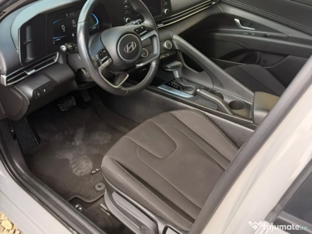 Hyundai Elantra 2024 