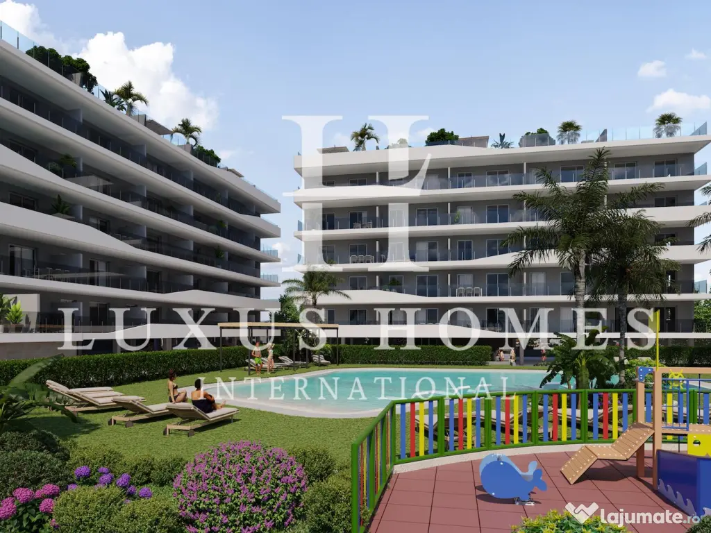 Penthouse cu terasă, piscină comunitară și vedere la mare, lângă plajă 