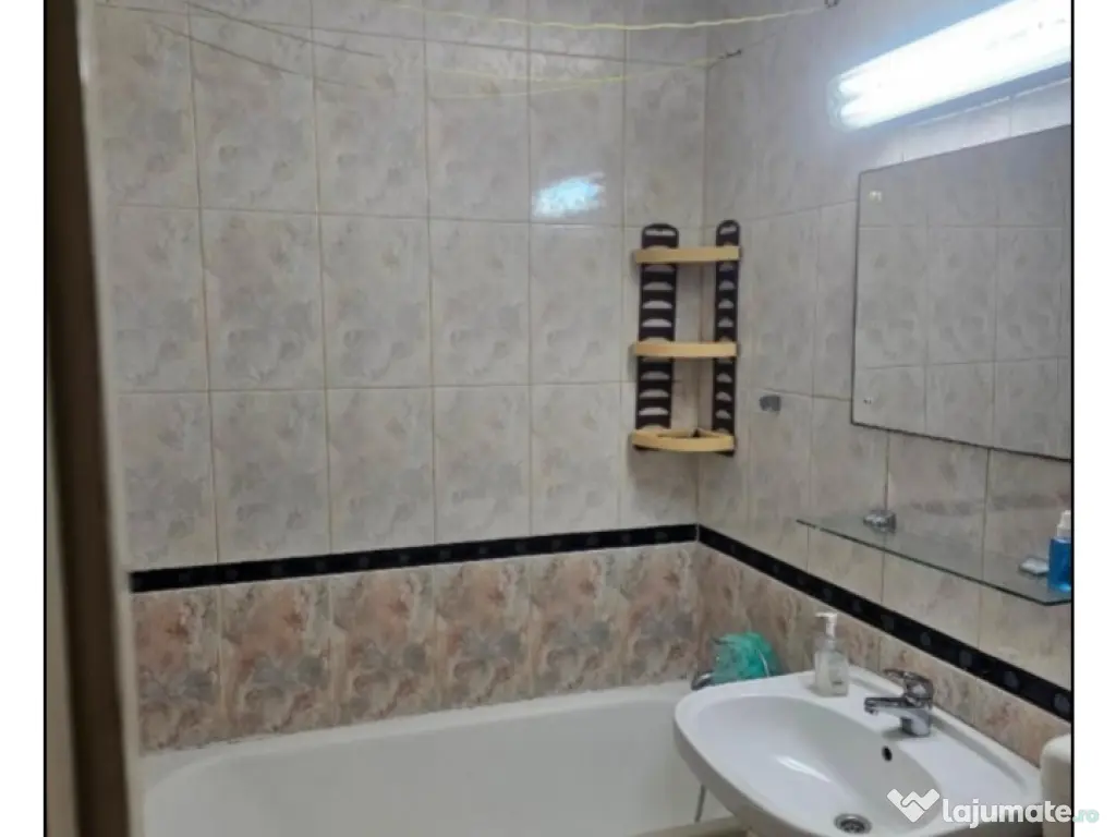 Închiriez apartament 