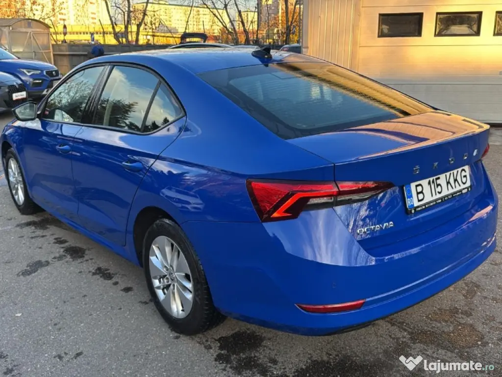 Garaj de beton cu usi metalice 