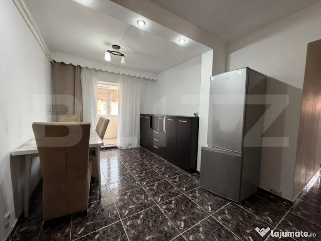 Apartament cu 3 camere de închiriat, zona Bradet 