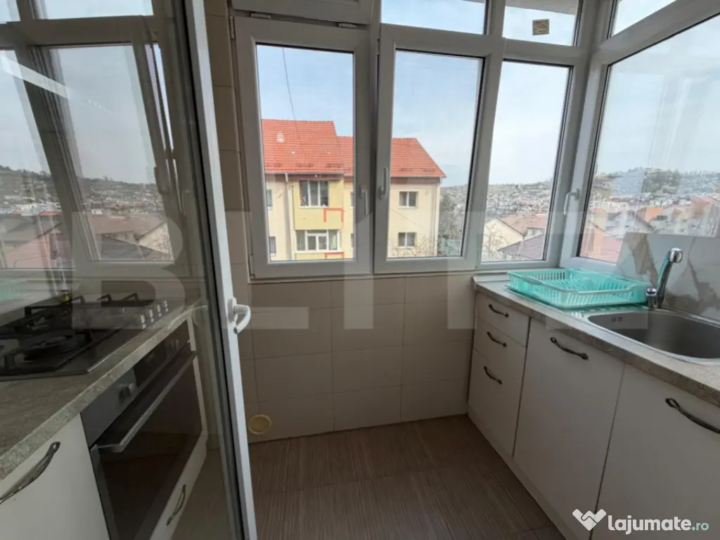 Apartament cu 3 camere de închiriat, zona Bradet 