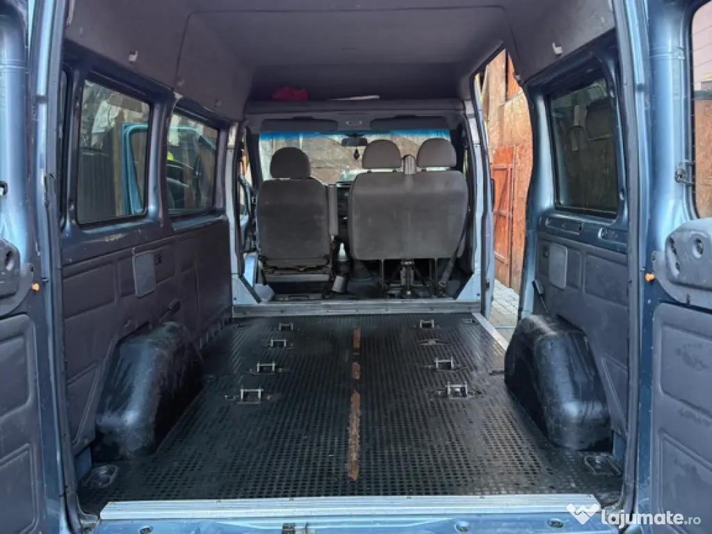 Ford Transit Multivan 2001 – 8+1 locuri, spațios și fiabil 