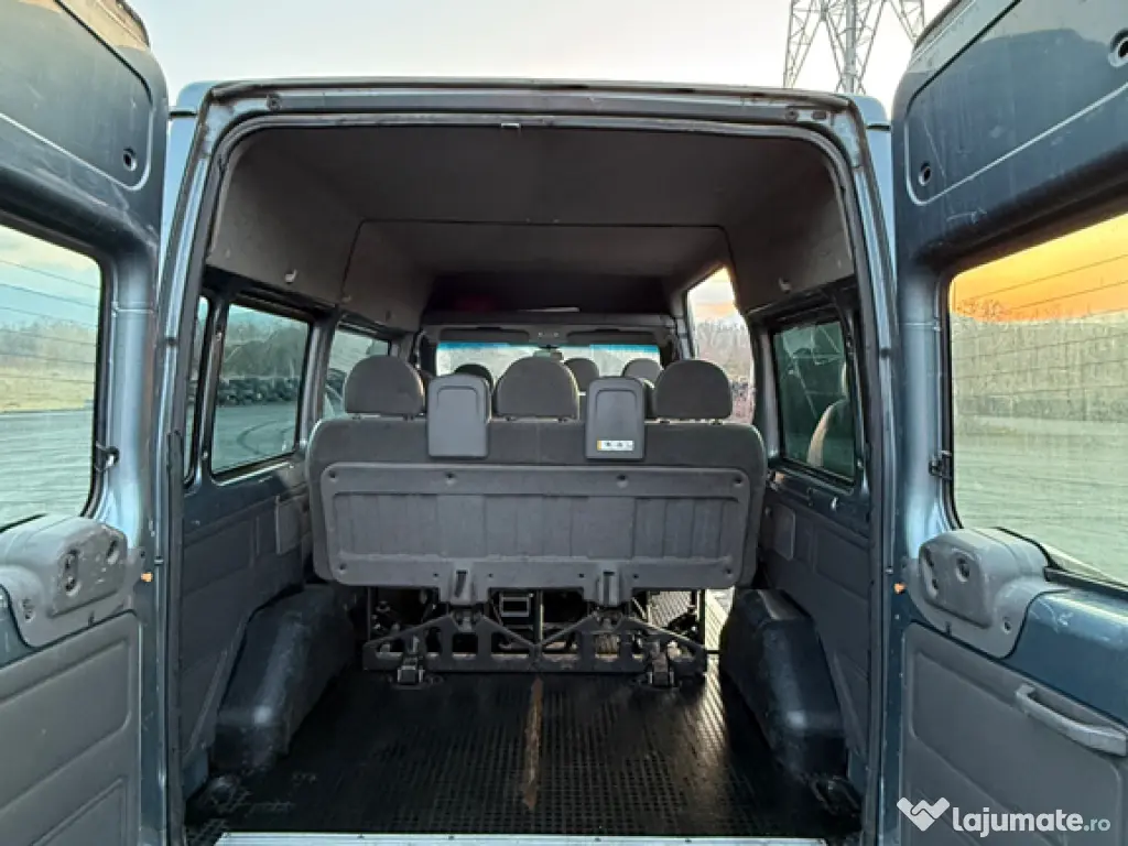 Ford Transit Multivan 2001 – 8+1 locuri, spațios și fiabil 