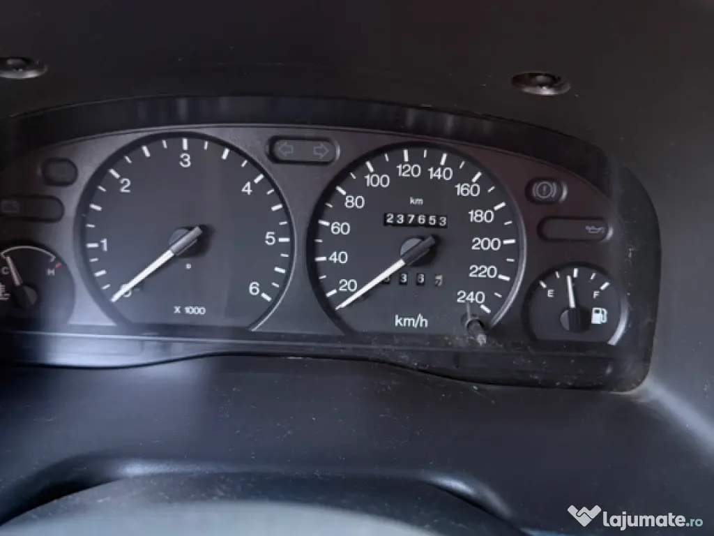 Ford Transit Multivan 2001 – 8+1 locuri, spațios și fiabil 