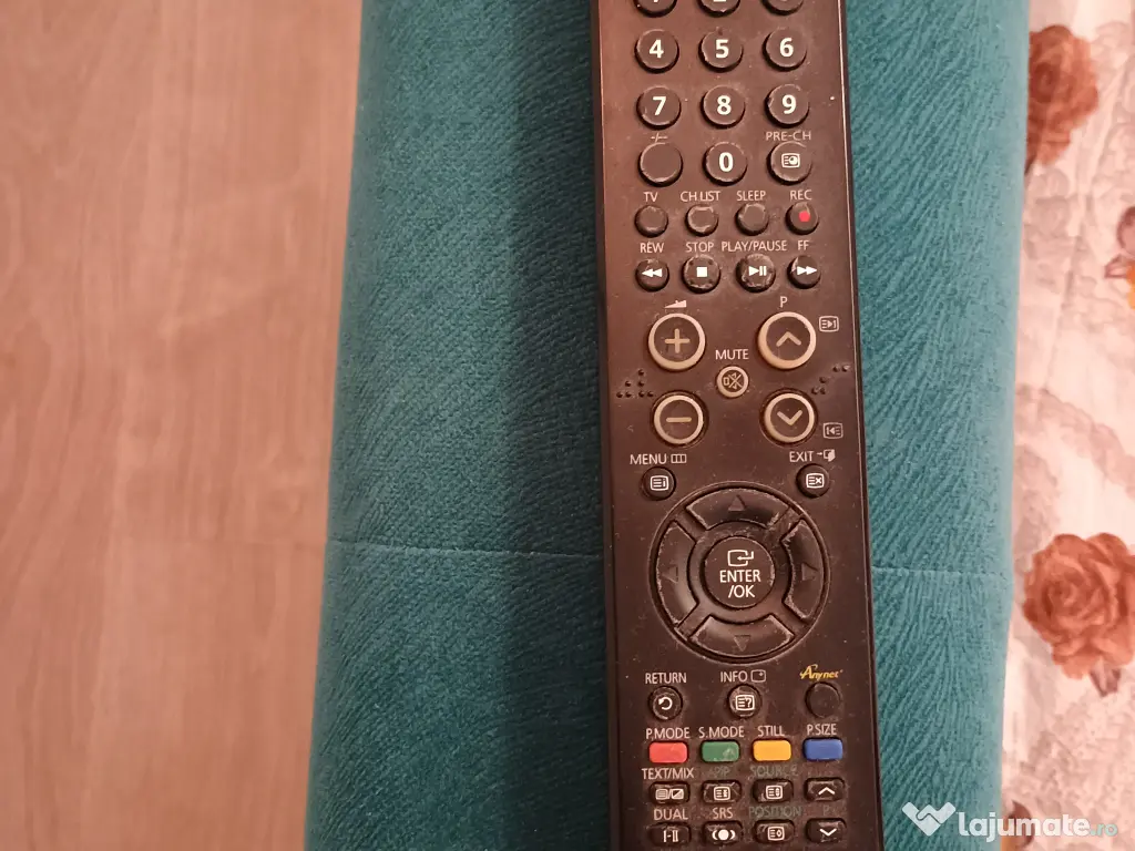 Televizor Samsung, diagonala 80 cm, cu suport ptr masa si perete. 