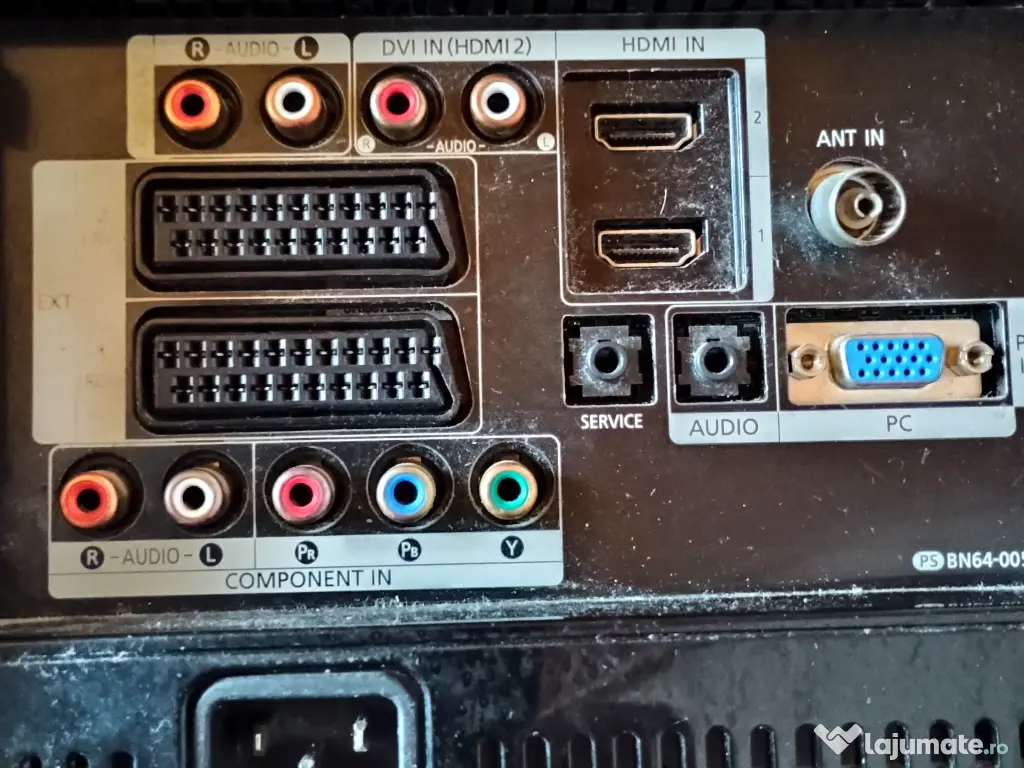 Televizor Samsung, diagonala 80 cm, cu suport ptr masa si perete. 