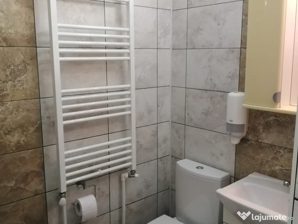 Închiriez garsoniera 