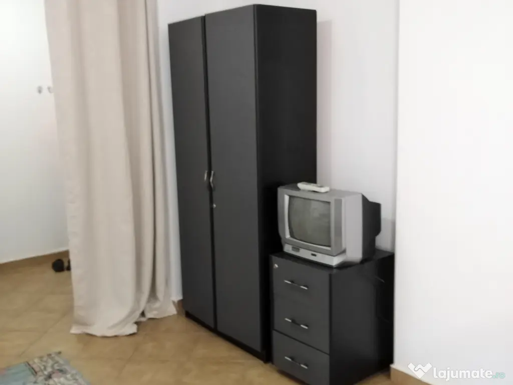 Închiriez garsoniera 