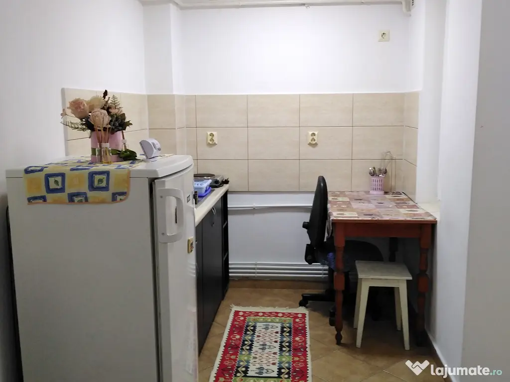 Închiriez garsoniera 