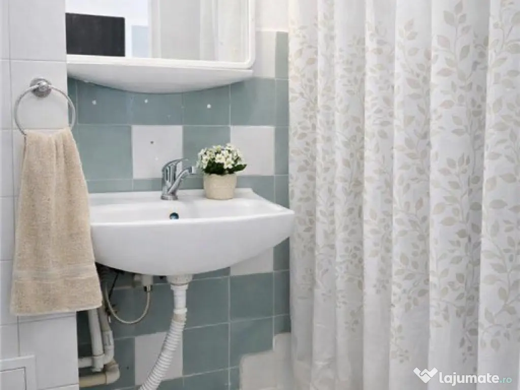 Garsoniera practica,Central: vis-a-vis de Universitatea Tran 