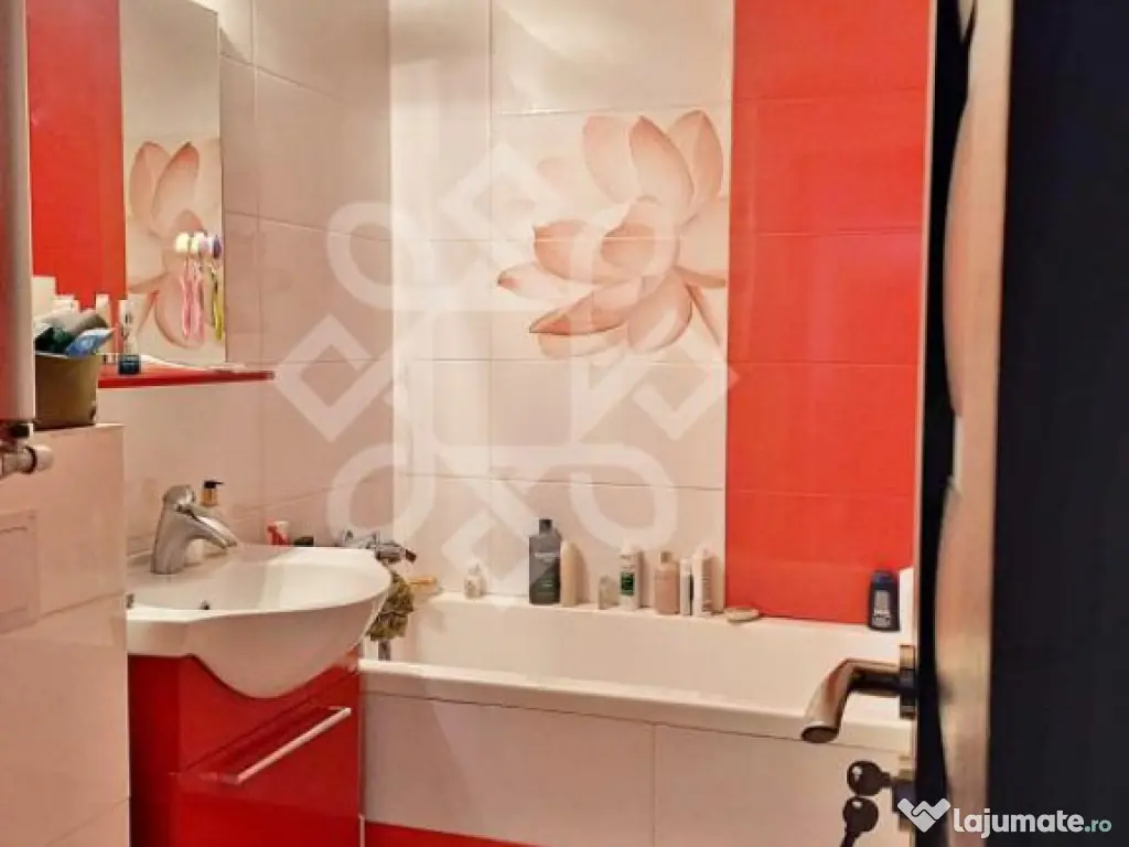 Apartament cu 3 camere, decomandat in Rogerius 